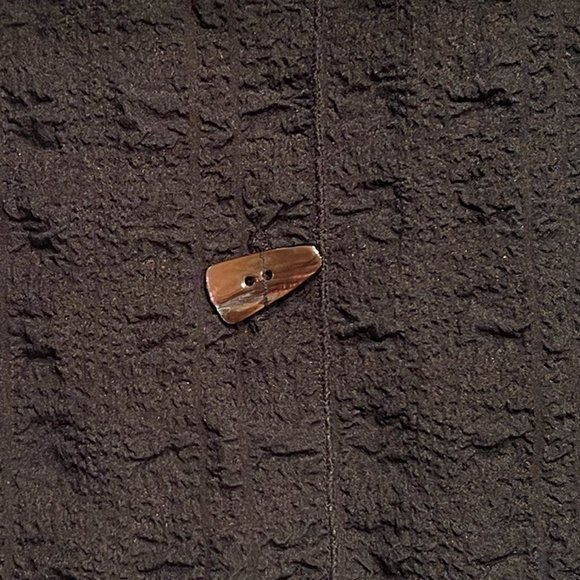 NWT Vikki Vi Relaxed Black Pucker Fabric Blouse/Topper w/ Asymmetrical Buttons - Picture 6 of 6